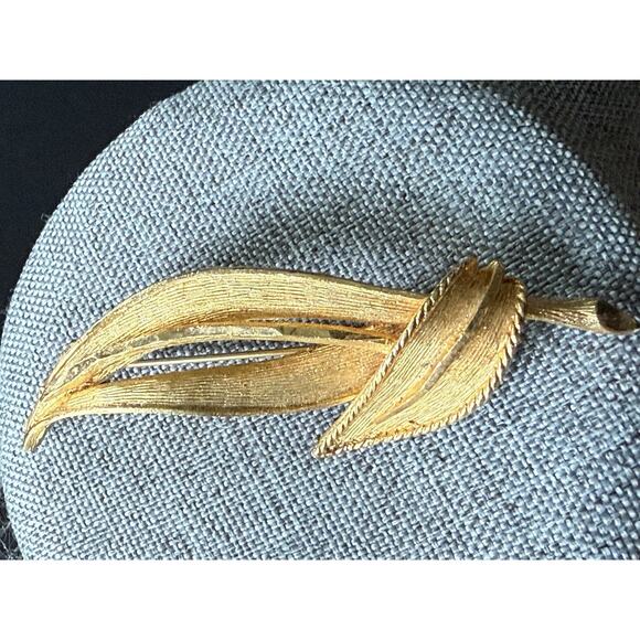 Vintage Brushed Gold Tone Abstract Brooch Textured Art To Wear Career Modernist - Picture 1 of 6